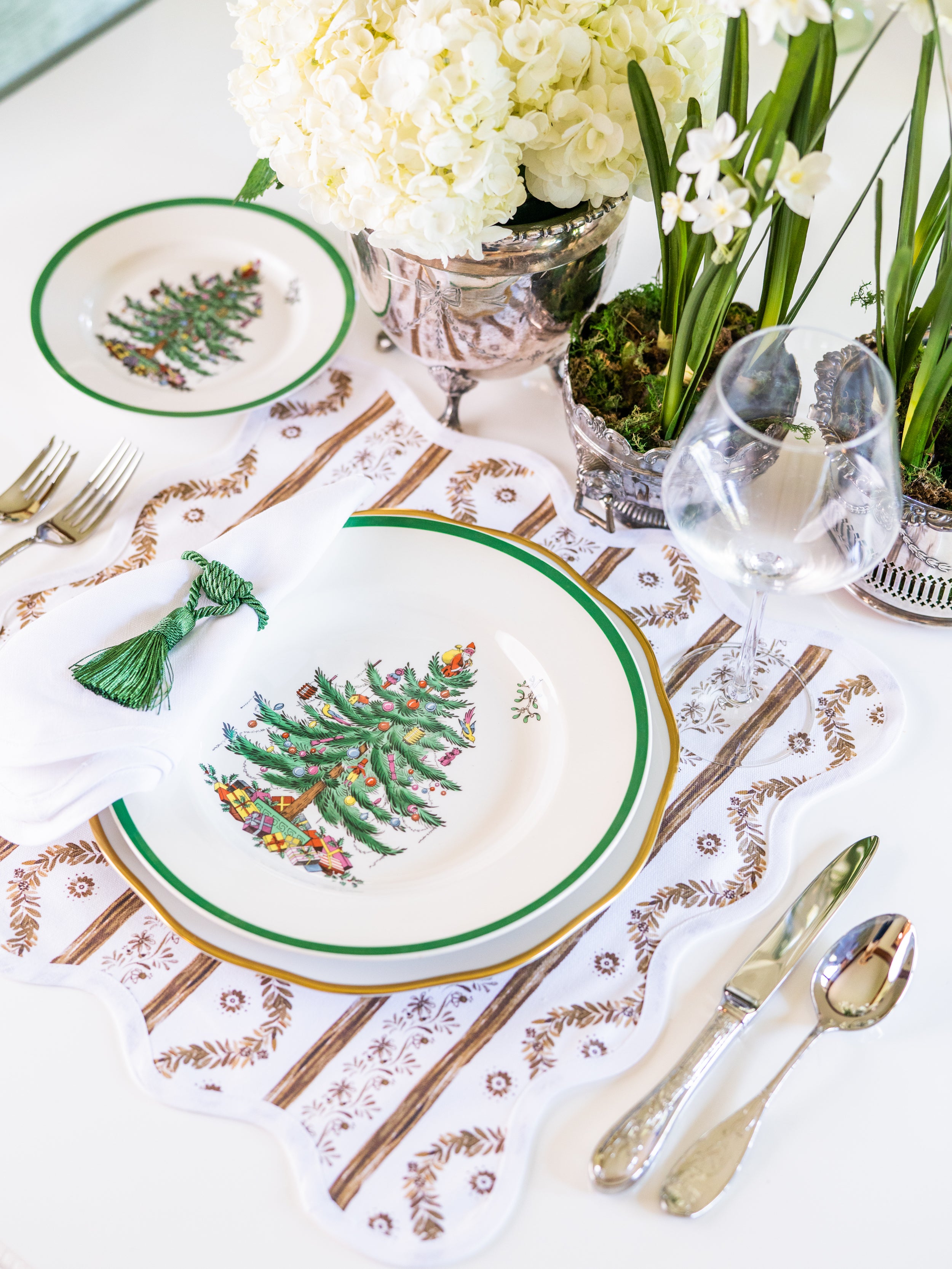 Square Scalloped Placemat | Boxwood Garden - Espresso