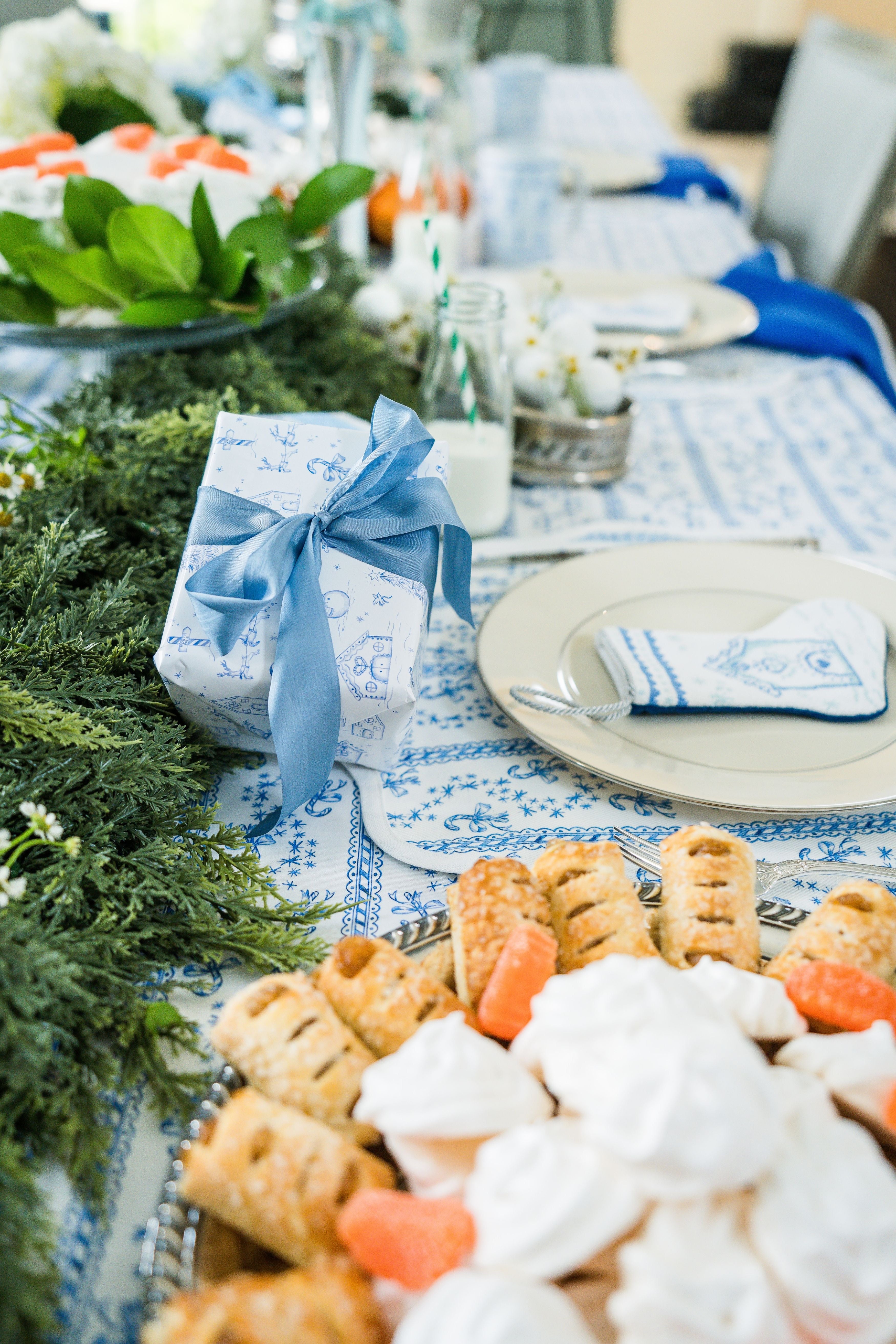 Round Scalloped Placemat | Winter Toile