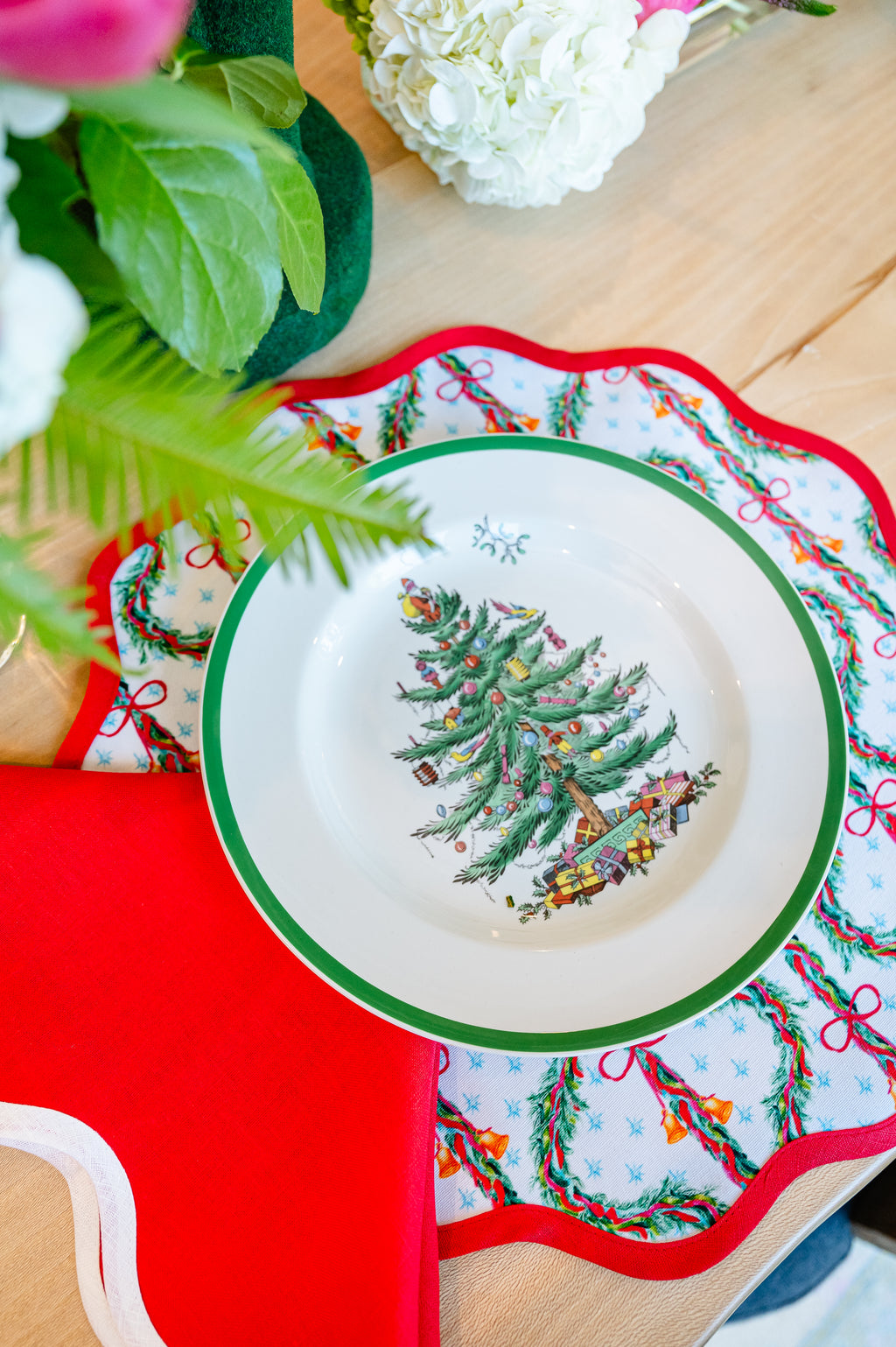 Round Scalloped Placemat | Carol of the Bells